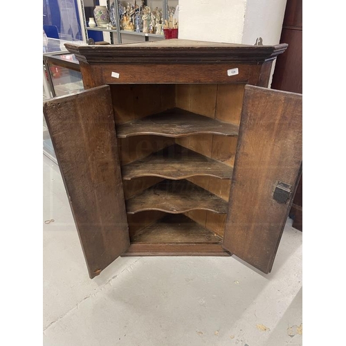 108 - Early 19th cent. Oak corner cupboard with three shaped shelves, moulded cornice, cross banded doors,... 