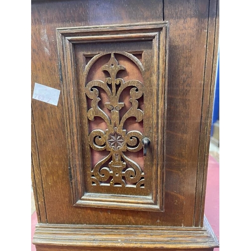 126 - Early 20th cent. Oak cased 8 day bracket clock, brass spandrels and silver Roman numerals dial. 16in... 