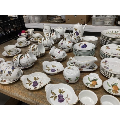 16 - 20th cent. Ceramics: Royal Worcester Evesham teapot, breakfast cups and saucers x 4, teacups x 15, s... 