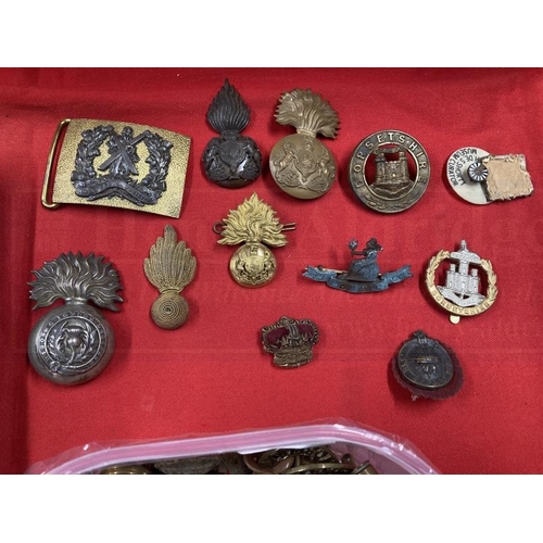 265 - Militaria: Cap badges, belt buckles, buttons, etc. Dorset, Norfolk, Surrey, Scots, etc.