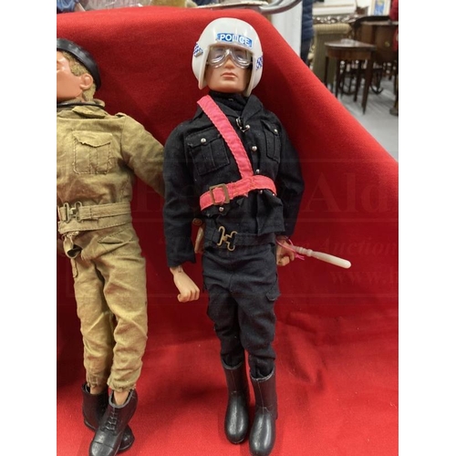 325 - Toys/Action Man: Unboxed original figures Police Rider, British Soldier, Helicopter Pilot, Diver, et... 