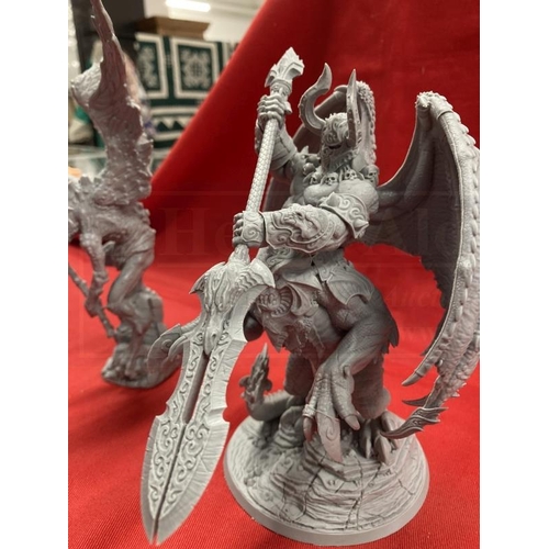 352 - Toys & Games: Warhammer Fantasy Wargames, constructed Daemon Warriors, large scale, unpainted. (6)