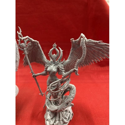 352 - Toys & Games: Warhammer Fantasy Wargames, constructed Daemon Warriors, large scale, unpainted. (6)