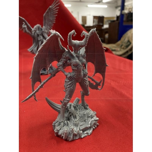 353 - Toys & Games: Warhammer Fantasy Wargames, large scale ready made figures, unpainted, Daemons of Slaa... 