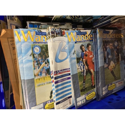 378 - Sports Memorabilia: Football programmes, hundreds of examples from early 1950s through to 1990s incl... 