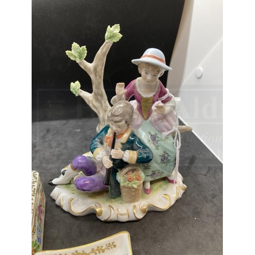 423 - Ceramics: 20th cent. German porcelain Kister romantic couple sat by a tree, him playing the flute, m... 