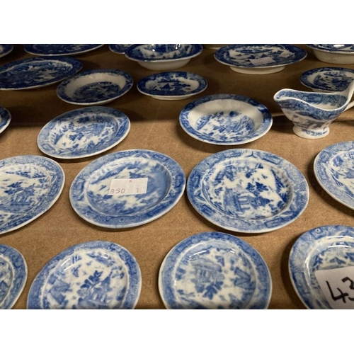 431A - Ceramics: English c1840 blue and white pearlware Child's Play dinner service in period box, includes... 