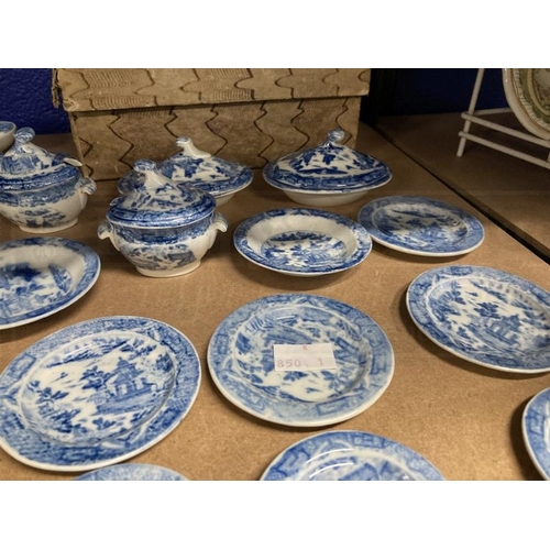 431A - Ceramics: English c1840 blue and white pearlware Child's Play dinner service in period box, includes... 