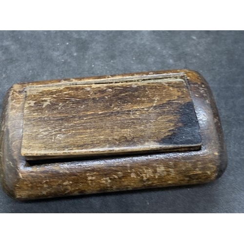 470 - Snuffboxes: 19th cent. Pressed wood snuff box with a hunting scene carved in bone of dogs attacking ... 