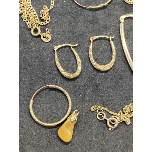 522 - Hallmarked and yellow metal odd earrings, broken chains, etc. All test as 9ct gold. Total weight 10g... 