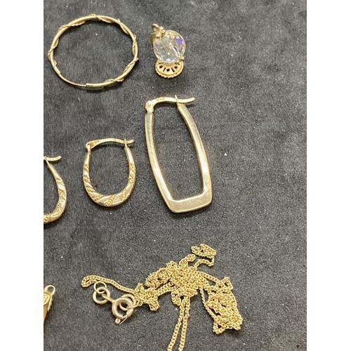 522 - Hallmarked and yellow metal odd earrings, broken chains, etc. All test as 9ct gold. Total weight 10g... 