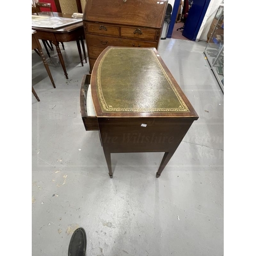 91 - Late 19th cent. Mahogany bow fronted writing desk of modest proportions with green leather skiver, f... 