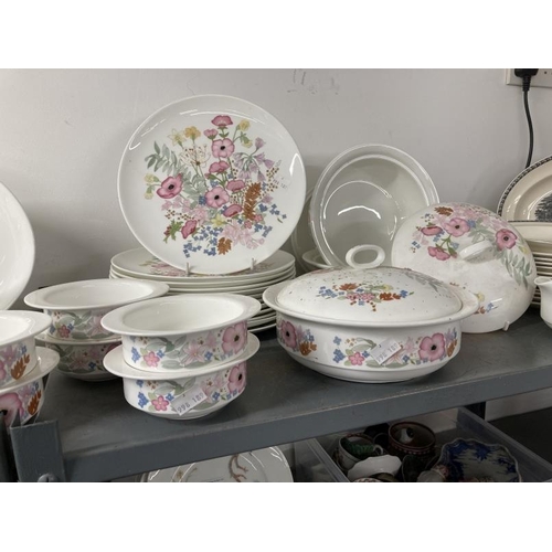 201 - 20th cent. Ceramics: Wedgwood 'Meadow Sweet' (R4528) part dinner service , tureens x 4 (1 A/F), dinn... 