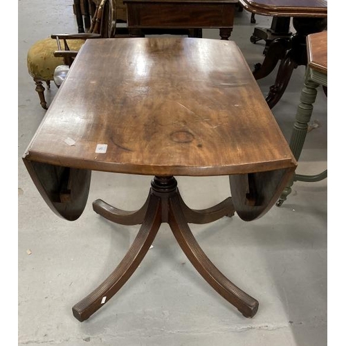 92 - Early 19th cent. Mahogany dining table with two flaps on a vase shaped column and 4 splay reeded leg... 