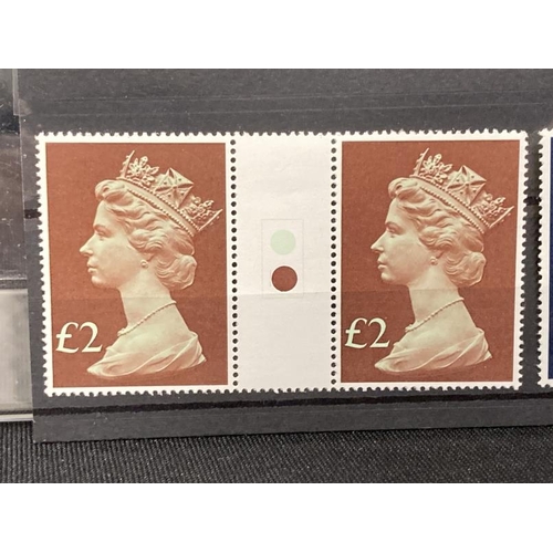 226 - Stamps: GB 1977 high value Machins, traffic lights gutter pairs 1026 £1, 1026b £1.30, 1027 £3 and 10... 