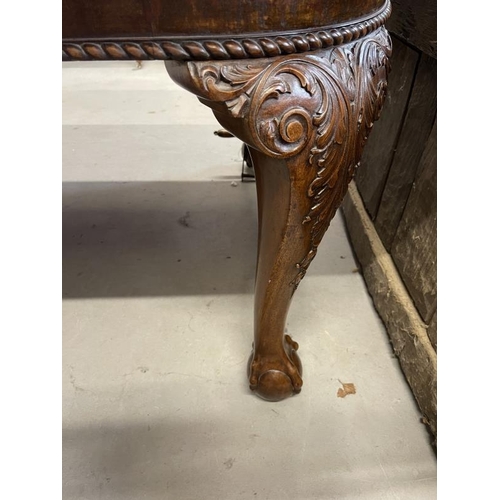 106 - 19th cent. Mahogany extending dining table with a Josheph Fitter winding mechanism, ornately carved ... 