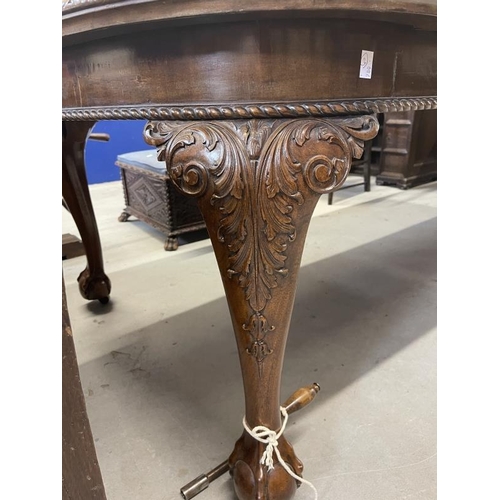 106 - 19th cent. Mahogany extending dining table with a Josheph Fitter winding mechanism, ornately carved ... 