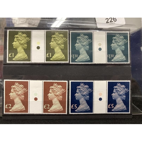 226 - Stamps: GB 1977 high value Machins, traffic lights gutter pairs 1026 £1, 1026b £1.30, 1027 £3 and 10... 