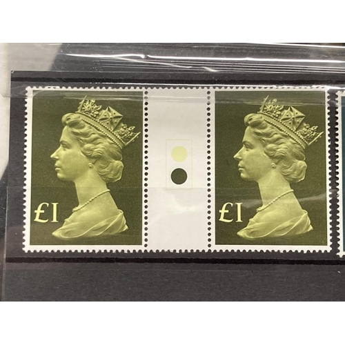 226 - Stamps: GB 1977 high value Machins, traffic lights gutter pairs 1026 £1, 1026b £1.30, 1027 £3 and 10... 