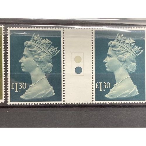 226 - Stamps: GB 1977 high value Machins, traffic lights gutter pairs 1026 £1, 1026b £1.30, 1027 £3 and 10... 