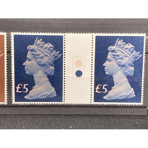 226 - Stamps: GB 1977 high value Machins, traffic lights gutter pairs 1026 £1, 1026b £1.30, 1027 £3 and 10... 