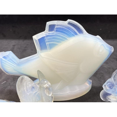 438 - The Mavis and John Wareham Collection: Art Glass: Sabina opalescent fish (with label) 4¾ins, squirre... 