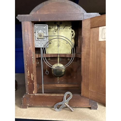 460 - Clocks: Edwardian mahogany mantel clock arched top, columns to the sides with an inlaid urn to the f... 