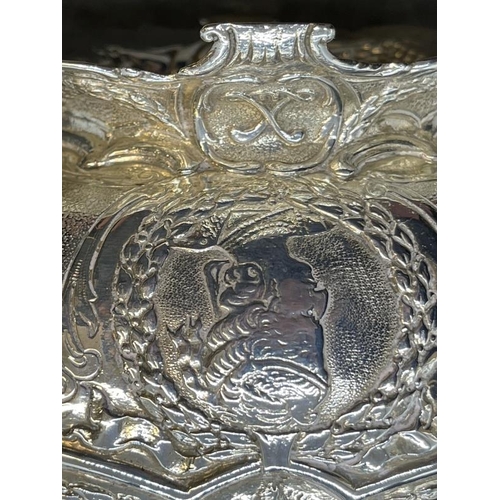 509 - Silver: Unusual French commemorative silver bowl depicting Louis XIV, Marie Antoinette and the King'... 