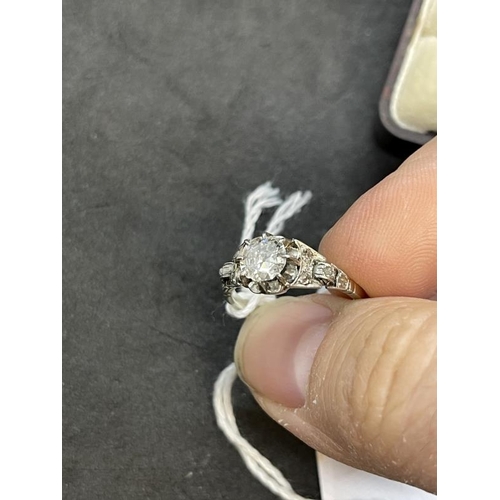 558 - Hallmarked Jewellery: 18ct white gold and platinum 1.00ct diamond ring with old cut diamond shoulder... 