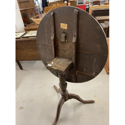 78 - 18th cent. Oak tilt top table on three splayed legs. 31½ins. x 30½ins. x 27½ins.