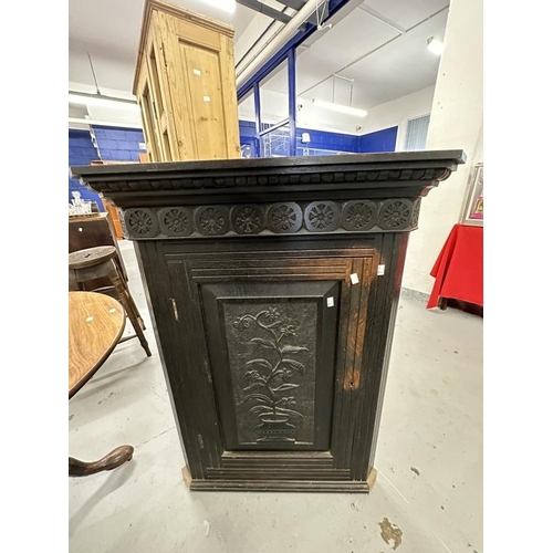 45 - 20th cent. Oak corner cupboard, a single door opens to reveal three shaped shelves, the carved door ... 