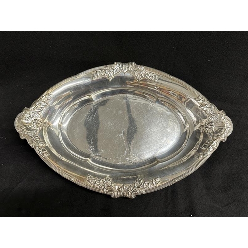 195 - WHITE STAR LINE: First-Class Elkington and Company bread dish decorated with acanthus, date stamped ... 