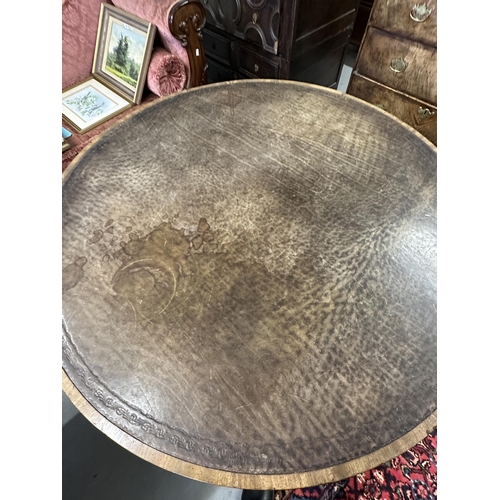 110 - 19th cent. Rosewood drum table with eight drawers, brass lion head handles and leather top on all co... 