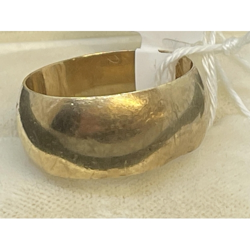 485 - Jewellery: 9ct gold 10mm Wedding band, London, ring size T. 9g.