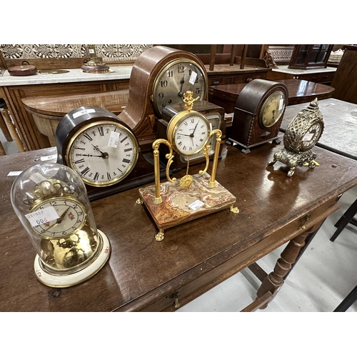 61 - Early to mid 20th cent. Mahogany cased Napoleon hat shaped mantel clock with inlaid stringing, and a... 