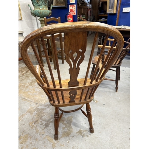 116 - Furniture: 19th cent. Oak and elm hoop back Windsor chair.