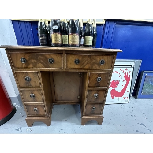 125 - Furniture: 20th cent. Mahogany ladies kneehole desk with green leather skiver. 30½ins. x 20½ins. x 3... 