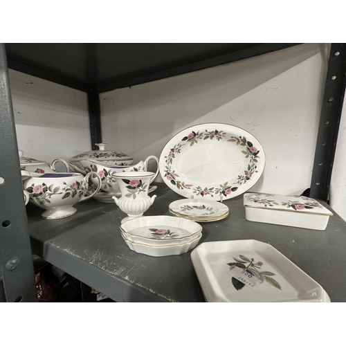 203 - 20th cent. Ceramics: Wedgwood Hathaway Rose dinner service comprising eight of each 10½ins, 8ins, 6i... 