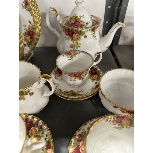 205 - Ceramics: Royal Albert Old Country Roses tea and dinner ware consists of teapot and cover, plates (1... 