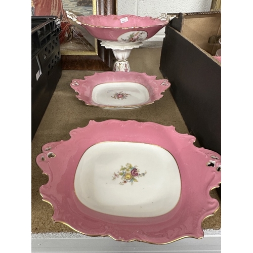 22 - 18th/19th cent. Ceramics: Dessert service, unmarked, pink border, gilt and scallop edged, central fl... 