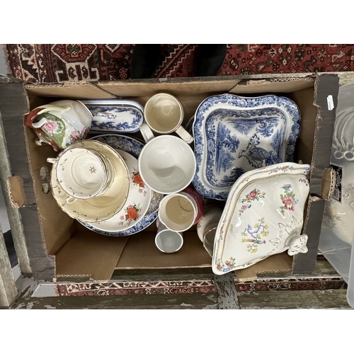 25 - Ceramics: Ceramics: 3 boxes of assorted ceramics to include: Wedgewood, Portmeirion etc.... 