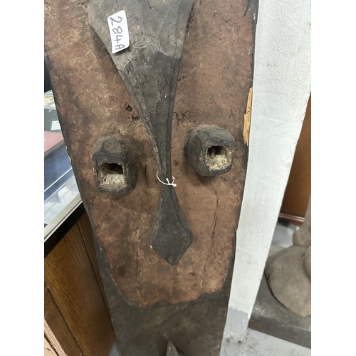 284a - Tribal Arts: A Bahinemo cult hook garra Papua New Guinea with a central mask having a large nose and... 