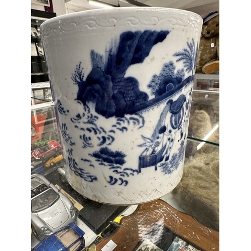 441 - Ceramics: Late 19th cent. Blue and white Chinese brush pot decorated with equine figures, unmarked, ... 