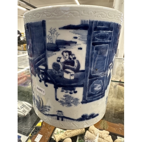 441 - Ceramics: Late 19th cent. Blue and white Chinese brush pot decorated with equine figures, unmarked, ... 