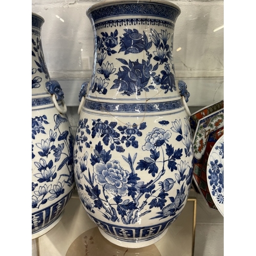 442 - Ceramics: 19th cent. Chinese blue and white vases with Dogs of Fo on the shoulders both A/F with ext... 