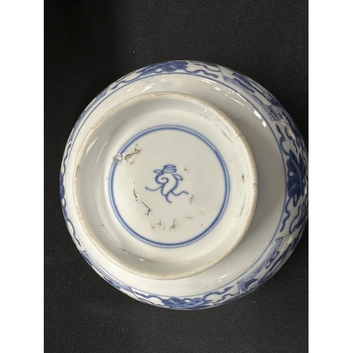 424 - 17th cent. & Later Chinese Ceramics: Collection of Chinese blue and white porcelain including a figu... 