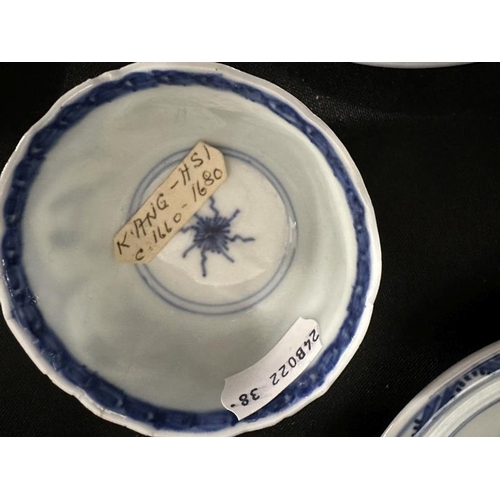 424 - 17th cent. & Later Chinese Ceramics: Collection of Chinese blue and white porcelain including a figu... 