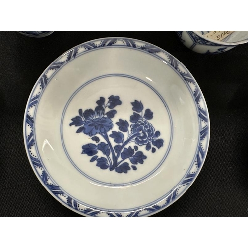 424 - 17th cent. & Later Chinese Ceramics: Collection of Chinese blue and white porcelain including a figu... 