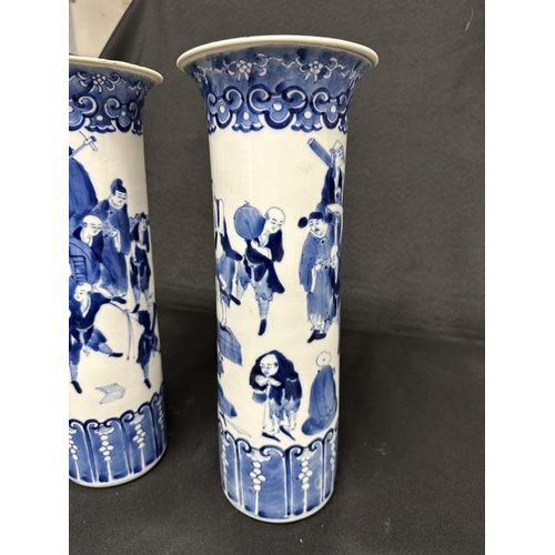 425 - Chinese Ceramics: Late 19th/early 20th cent. Chinese cylinder vases painted with busy market scenes ... 