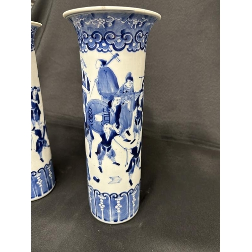 425 - Chinese Ceramics: Late 19th/early 20th cent. Chinese cylinder vases painted with busy market scenes ... 